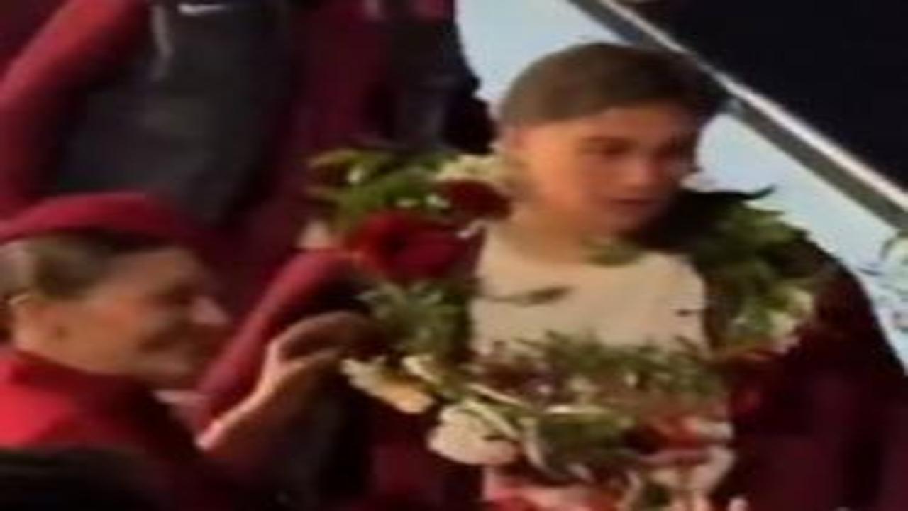 24 yıllık hasreti bitiren ''Bizim Çocuklar'' çiçeklerle karşılandı