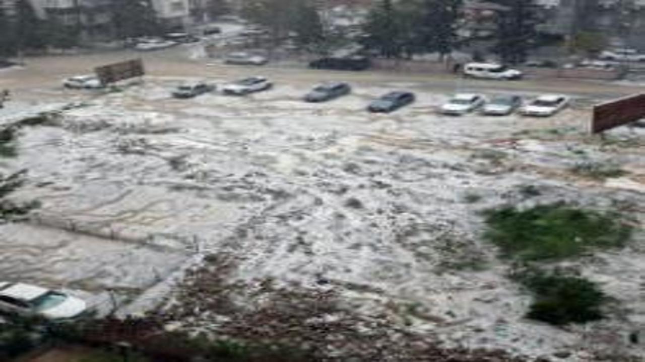 Adana'da dolu: Cadde ve sokaklar beyaza büründü