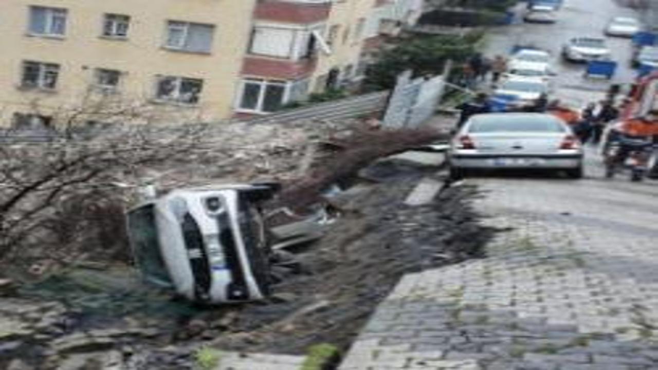Üsküdar’da korku dolu anlar: Yol çöktü, araç içine düştü