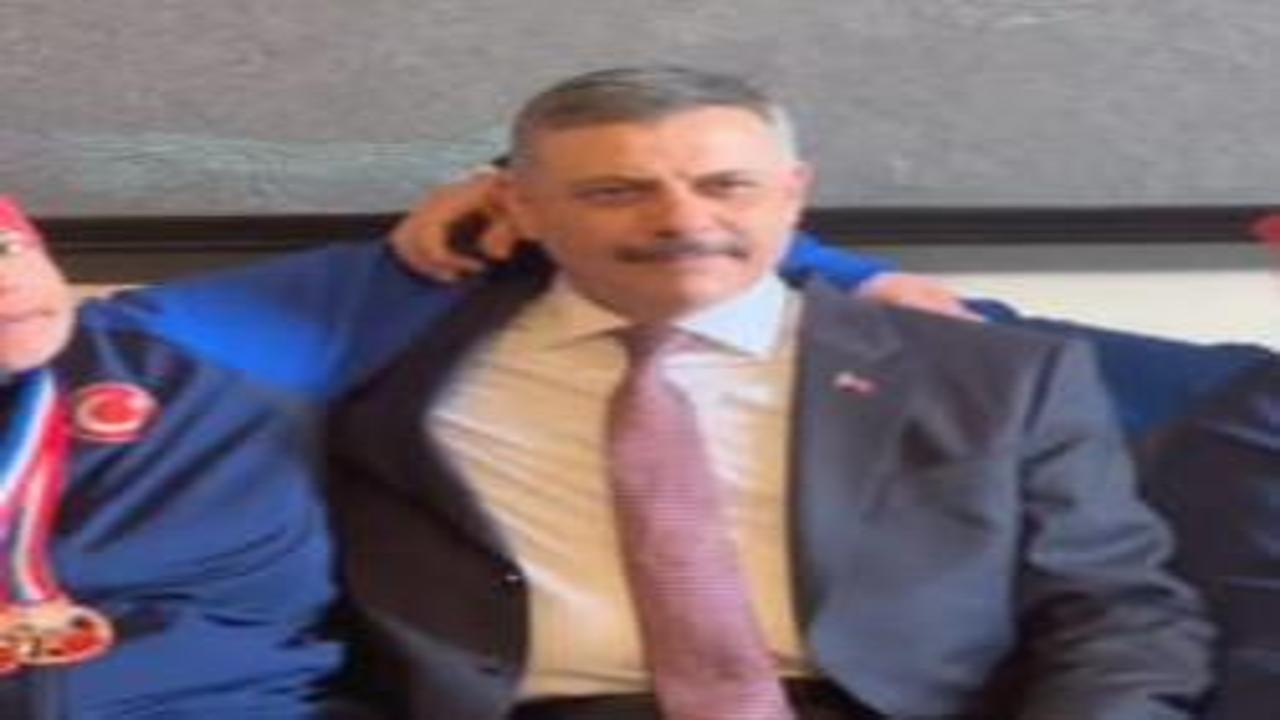 İçişleri Bakanı Çiftçi, şampiyon otizmli ikiz kayakçıları makamında kabul etti