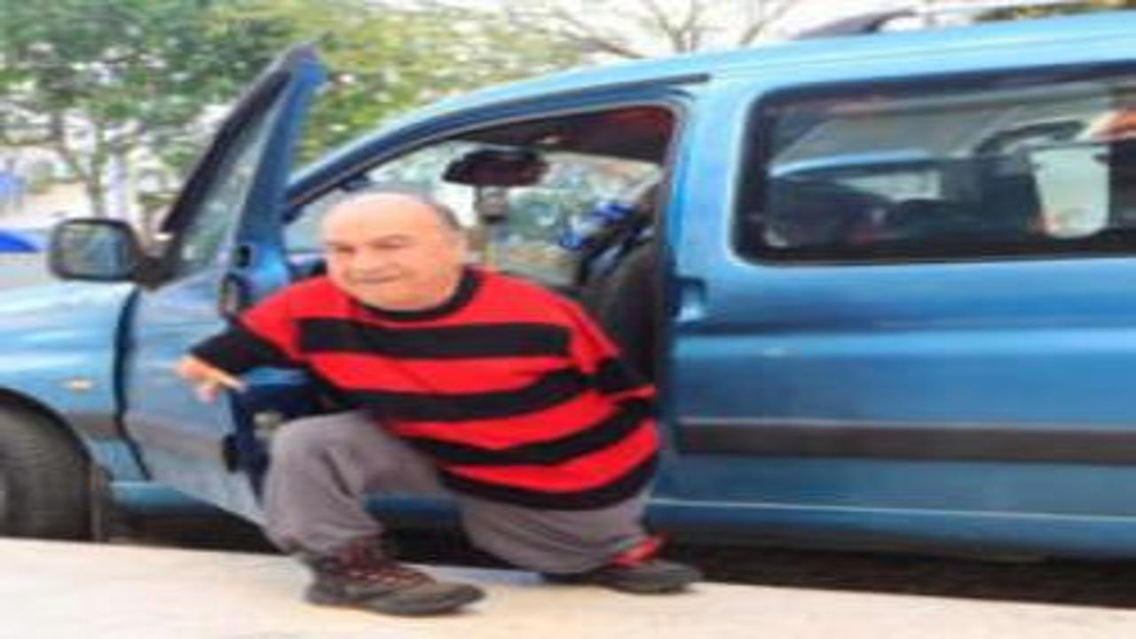 Ayaklarıyla tıraş oluyor, yemek yiyor, para üstü veriyor