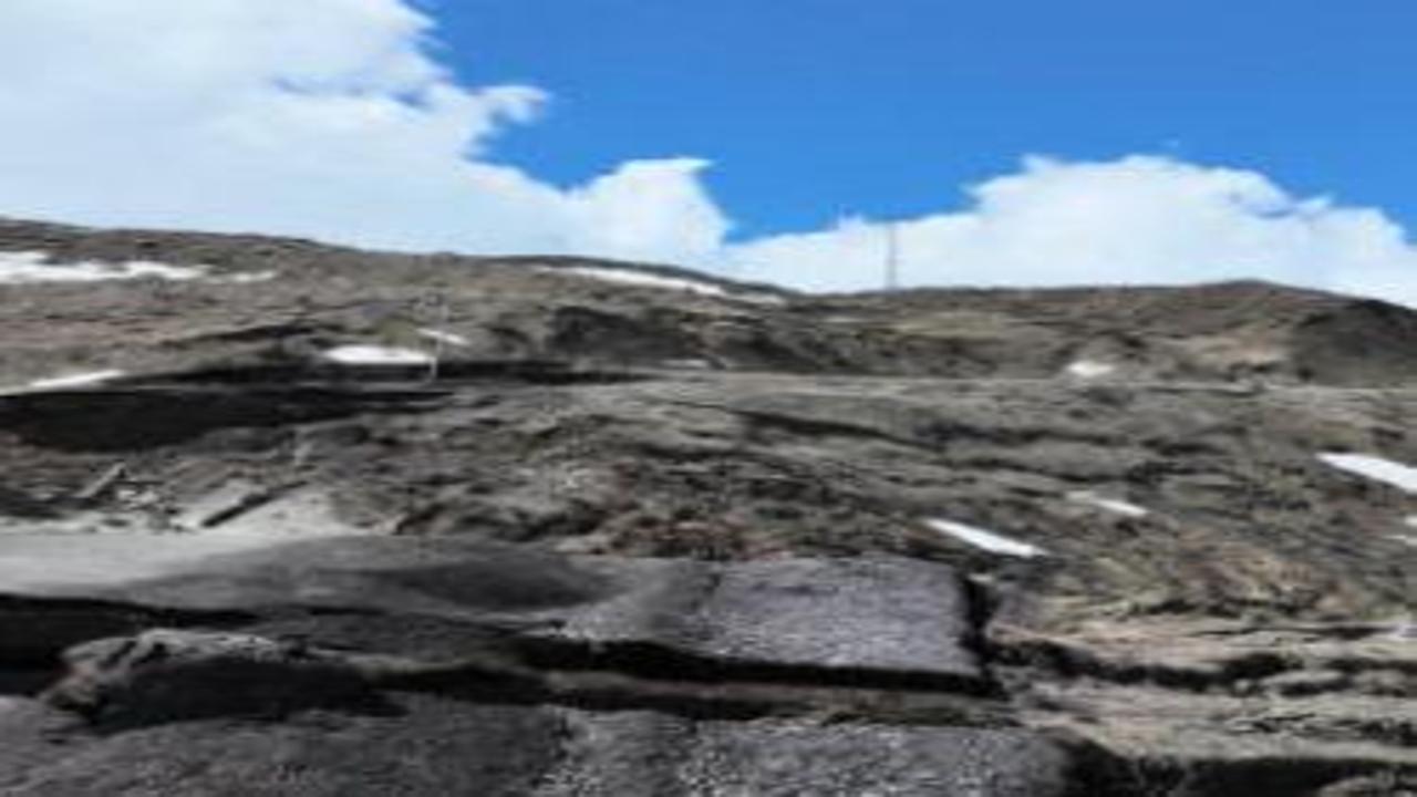 Bingöl’de sağanak sonrası köy yolu çöktü