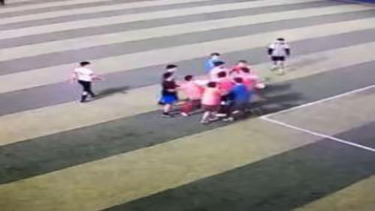 Bursa'da halı saha maçı boks ringine döndü