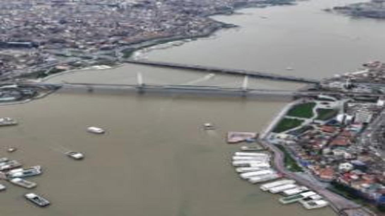 Megakentli yine hüsranda: Çamura bulanan Haliç havadan görüntülendi