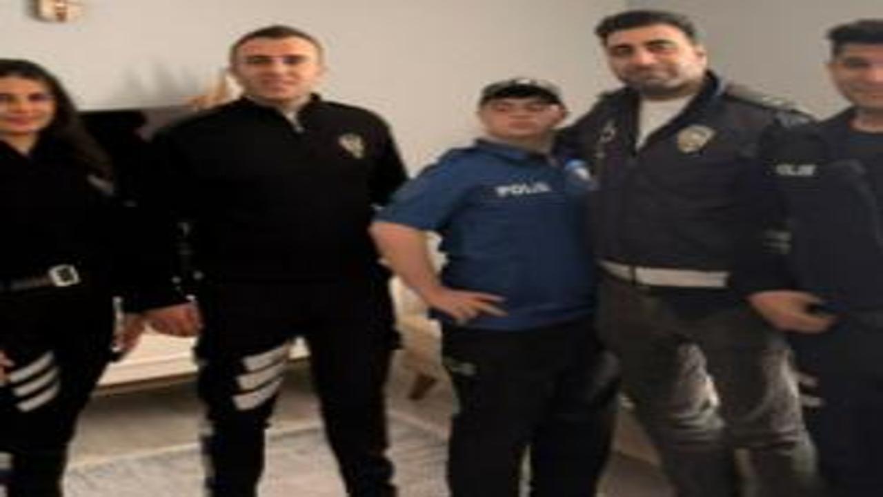 Down Sendromlu Melik’e polislerden sürpriz doğum günü kutlaması