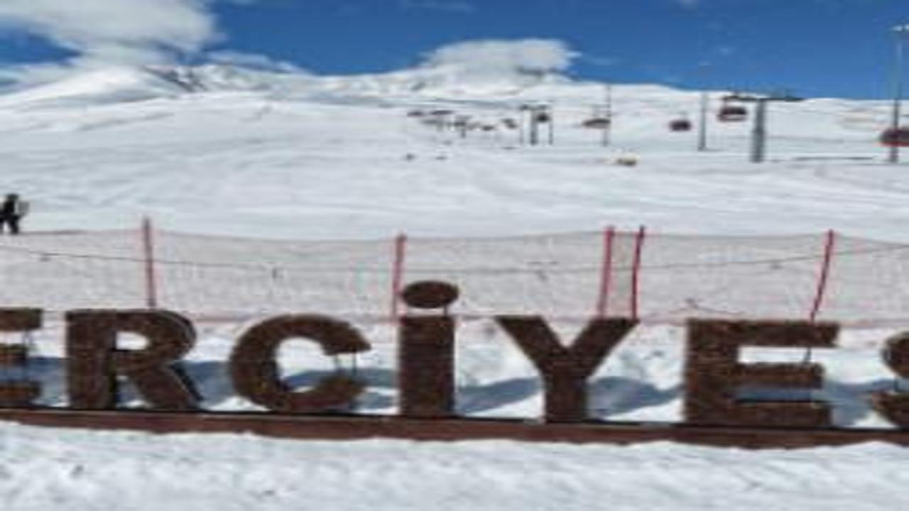 Erciyes Kayak Merkezi’nde sezon nisan ayında da devam ediyor