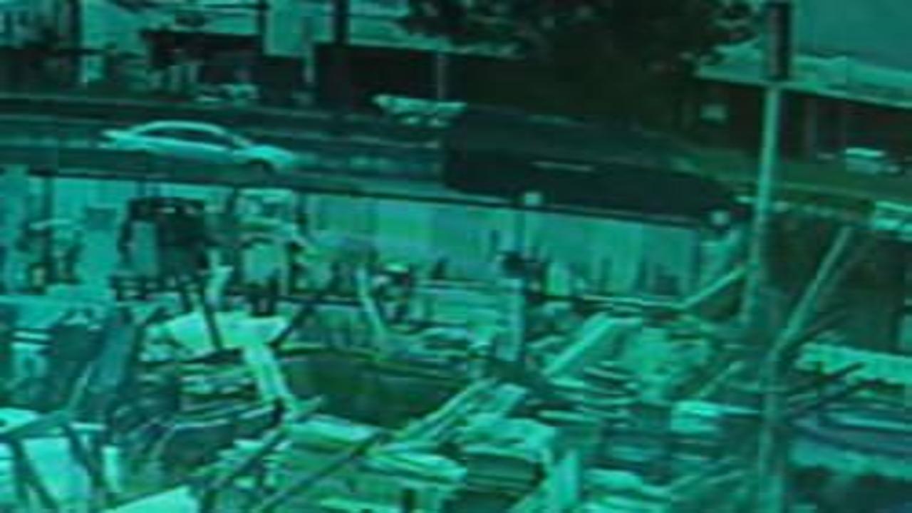 Güvenlik kamerası kaydetti: Ters yöne giren otomobil dehşet saçtı<