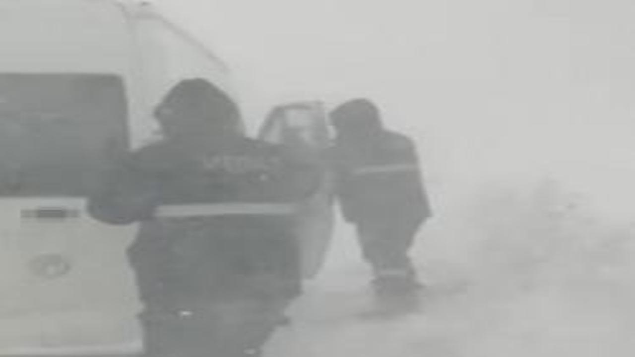 İran sınırında kar alarmı! 5 araç mahsur kaldı, ekipler harekete geçti