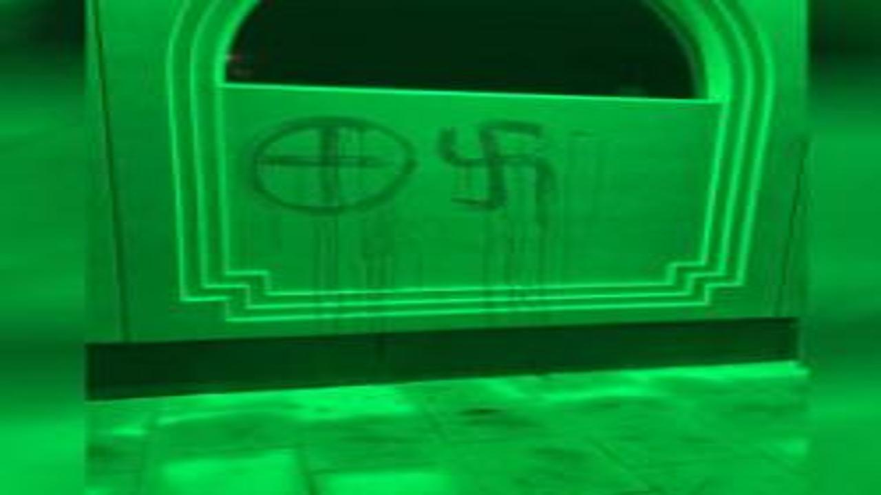 İsveç'te Müslümanlara açık tehdit: Kanla gamalı haç çizen saldırgan yakalandı