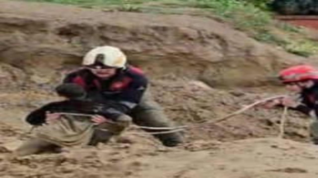 İzmir'de çamura saplanan çocukları itfaiye kurtardı