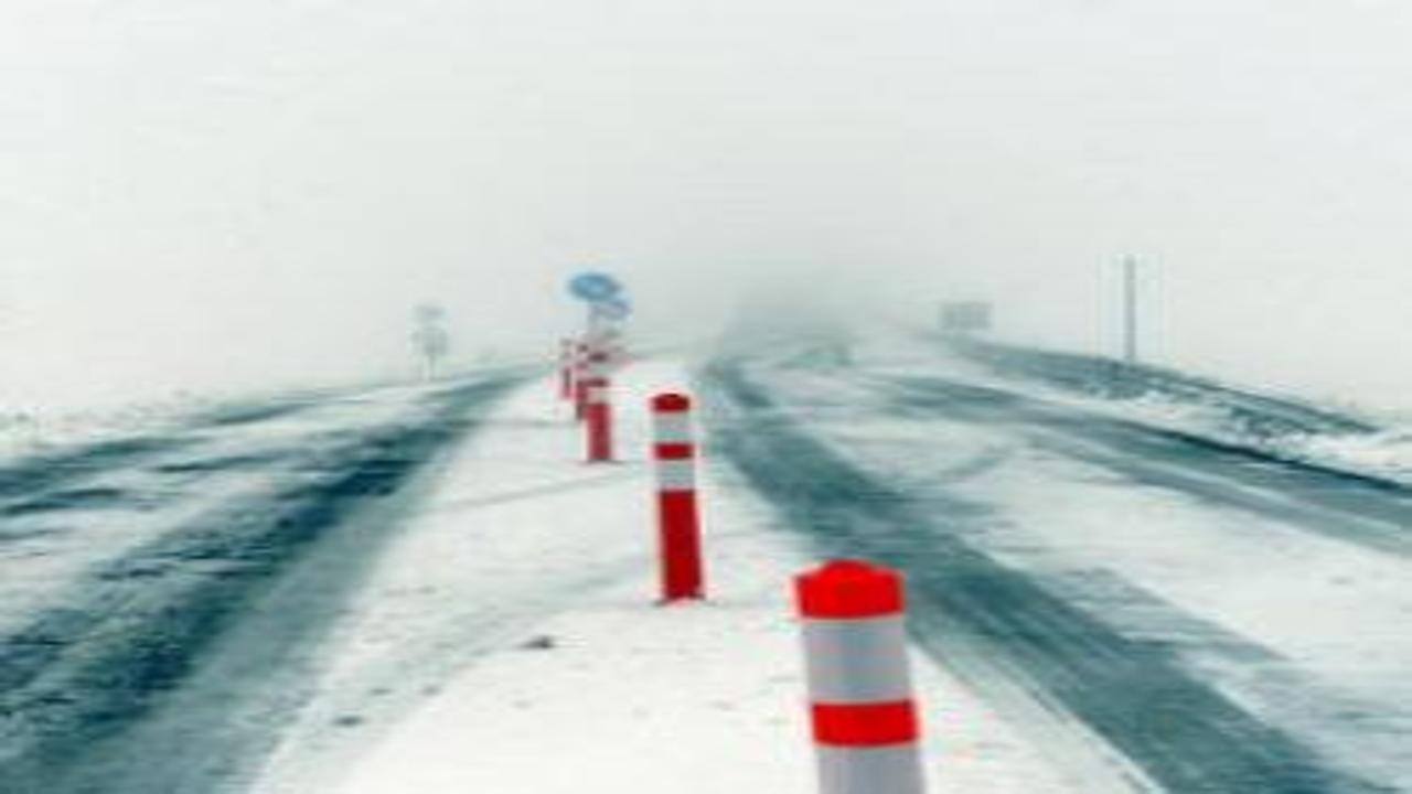 Kar ve tipi nedeniyle Ardahan-Şavşat kara yolu ağır tonajlı araçlara kapatıldı