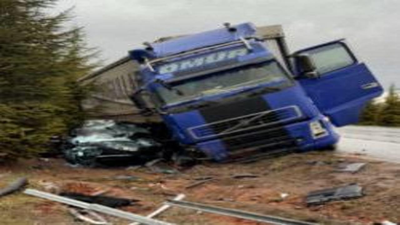 Kaygan yolda savrulan TIR dehşet saçtı!