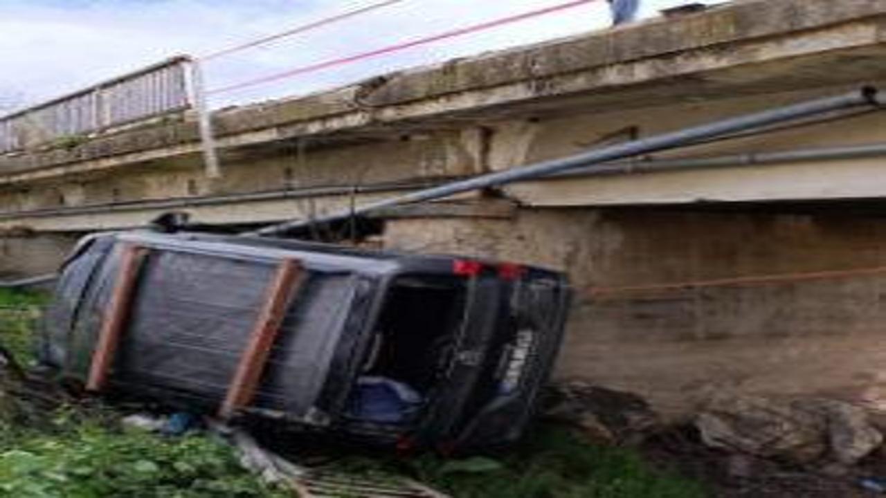 Kazada savrulan hafif ticari araç, dere yatağına uçtu: 4 yaralı