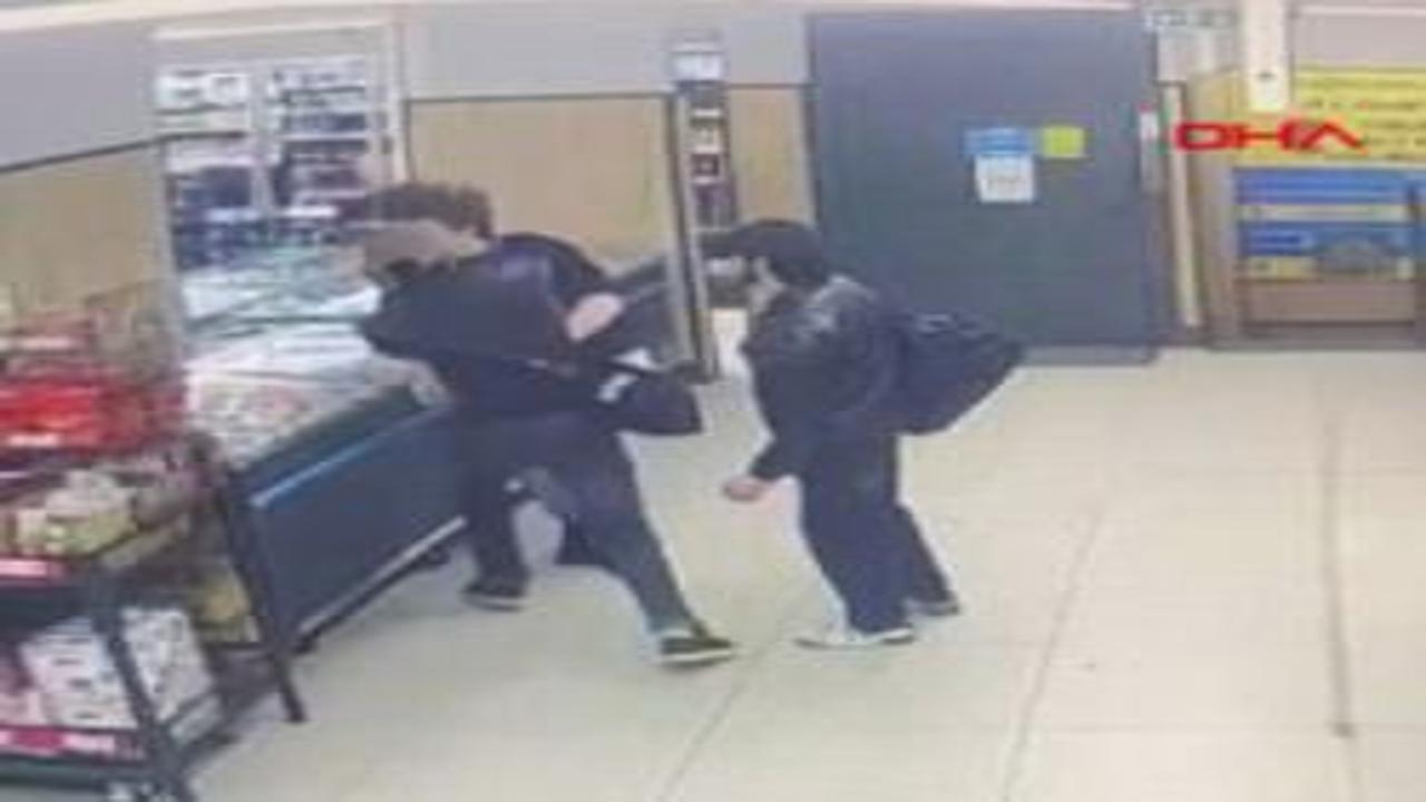 Küçükçekmece’de kendilerinden şüphelenen market çalışanına yumruk atıp kaçtılar