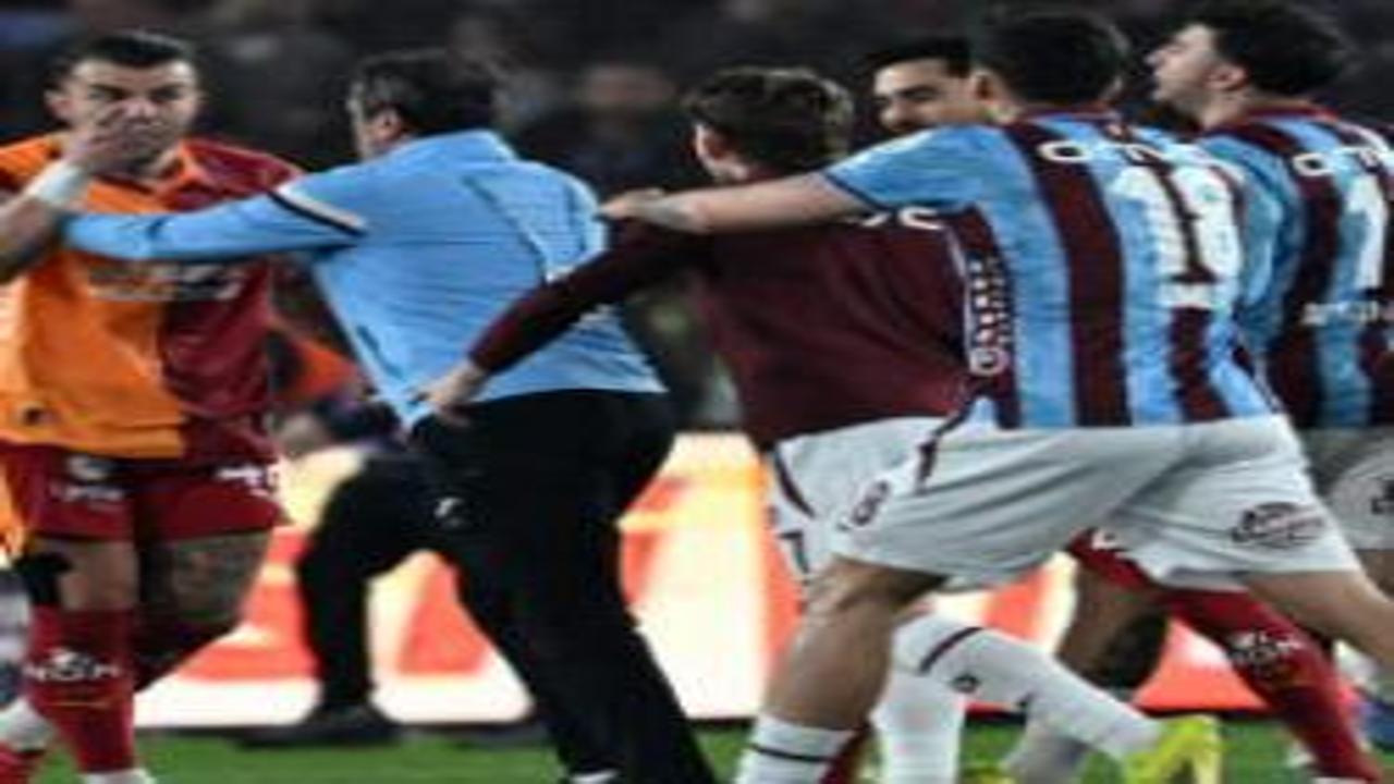 Maç bitti saha karıştı! Galatasaray'ın yıldızı kırmızı kart gördü