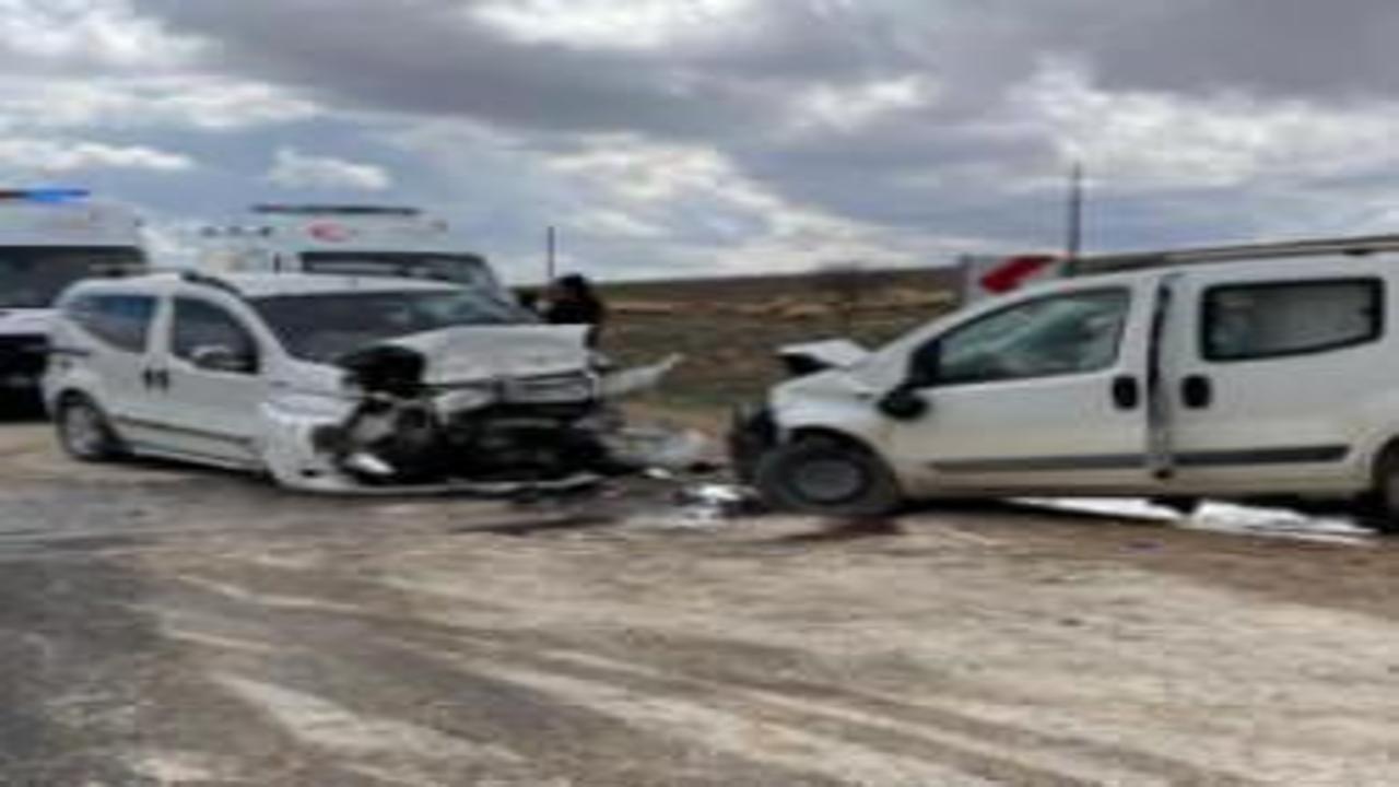 Malatya’da iki araç kafa kafaya çarpıştı: 4 yaralı