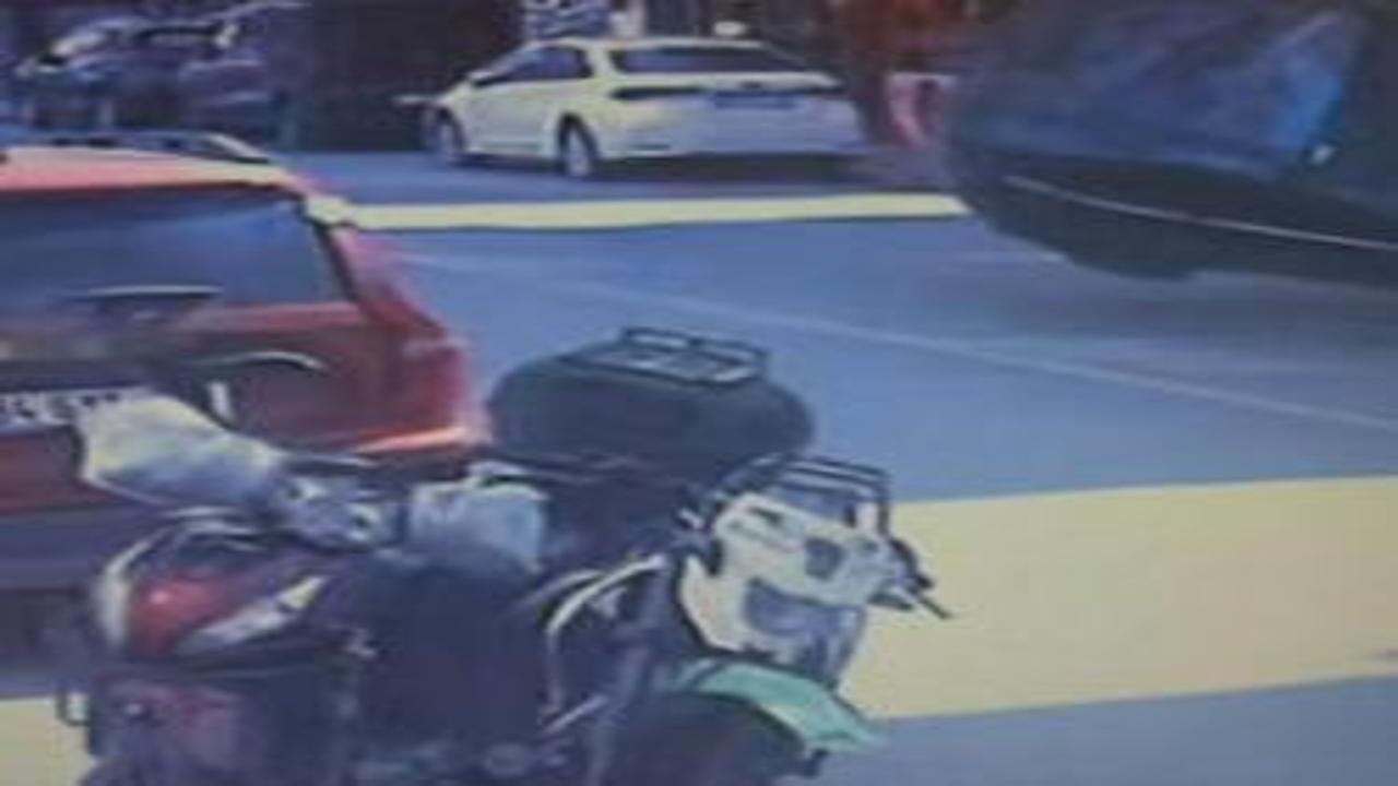 Otomobil park halindeki araca çarpıp takla attı