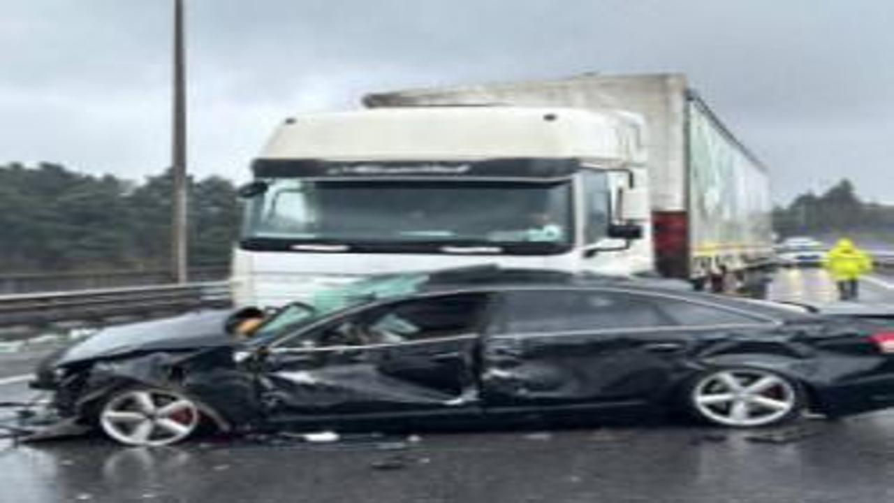 Otoyolda 6 araç birbirine girdi: Yaralılar var