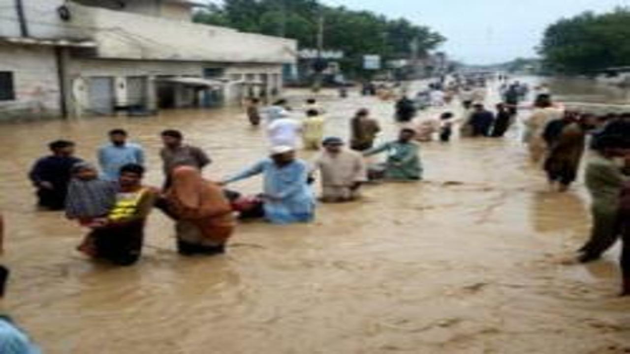 Pakistan'da can kaybı 40'a ulaştı! 15 kişi mahsur kaldı