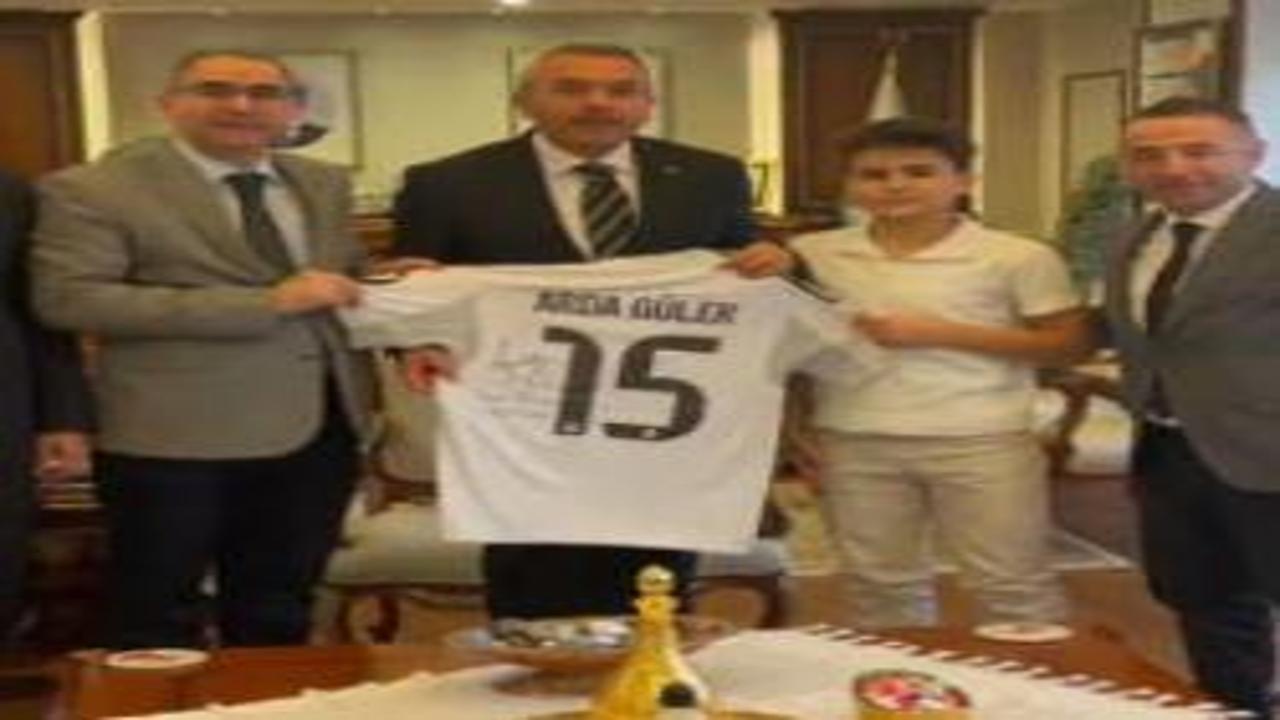 Erdoğan'dan imzalı Arda Güler forması istemişti: Rizeli Safa formasına kavuştu