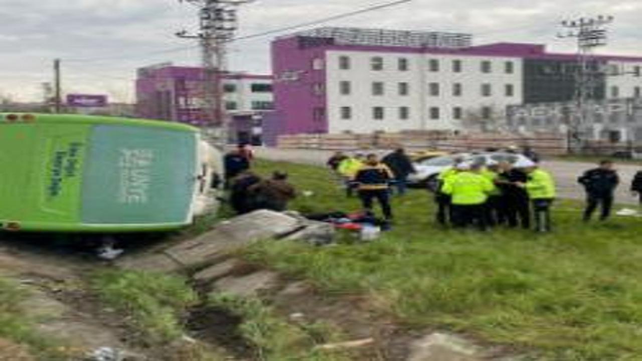 Samsun'da otobüs yan yattı: 9’u öğrenci, 11 yaralı