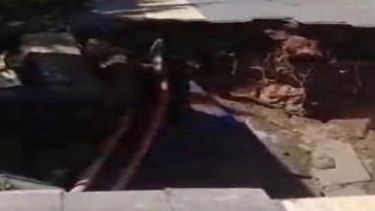 Siirt’te kaldırım çöktü; yol trafiğe kapatıldı