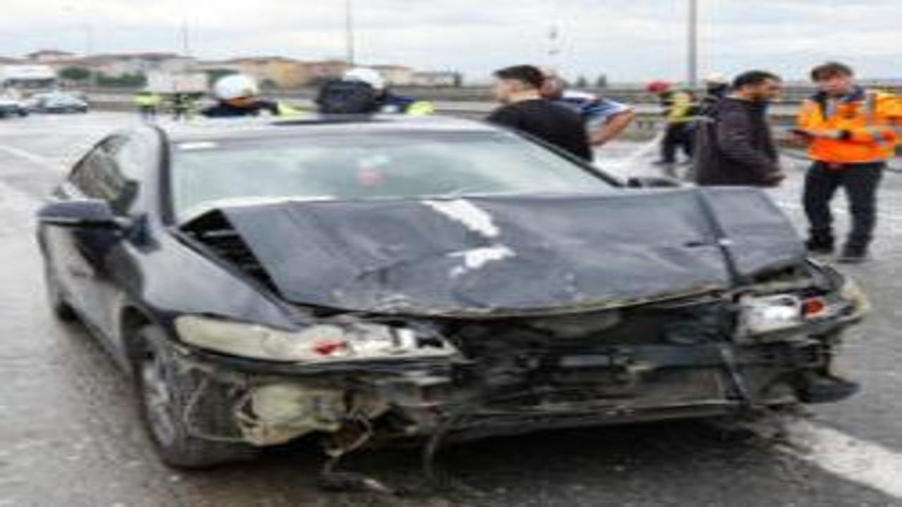 Tem Otoyolu'nda yola dökülen atıklar kazaya neden oldu: 7 araç birbirine girdi