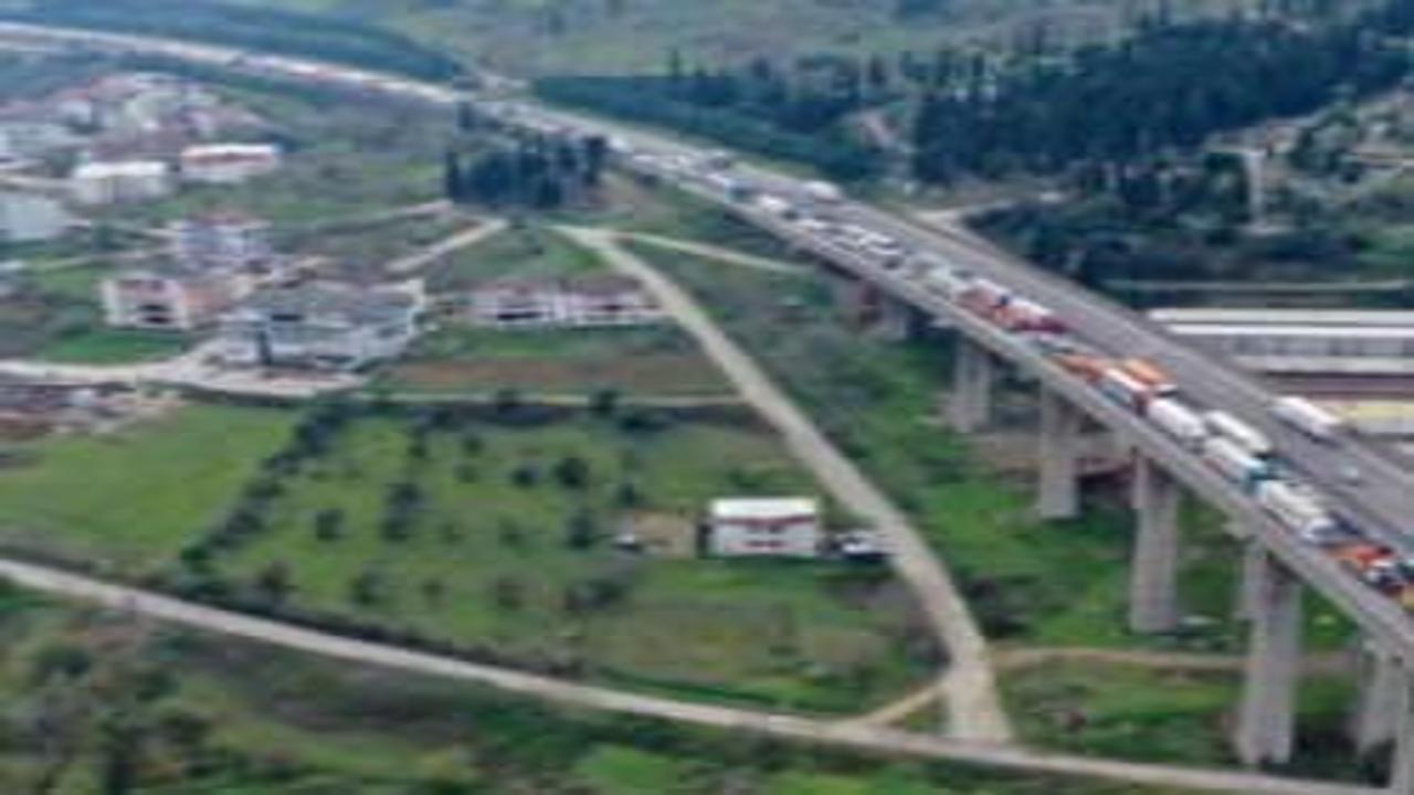 TEM'de feci kaza! 2 TIR ve 2 otomobil çarpıştı! Uzun kuyruklar oluştu