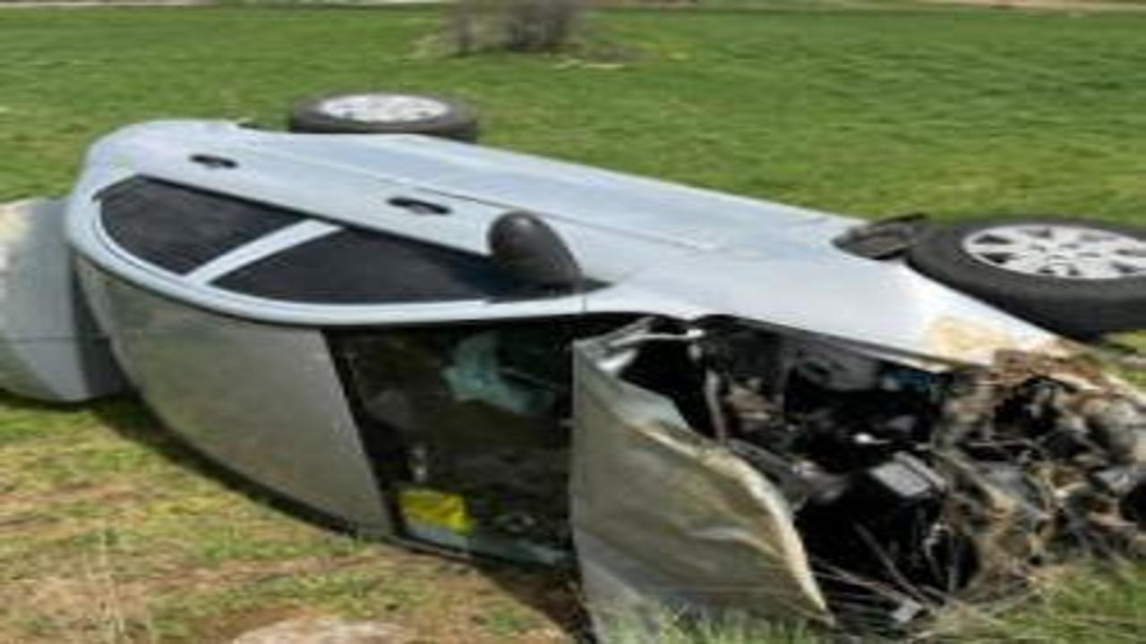 Uşak'ta feci kaza! Tarlaya devrilen otomobildeki 4 kişi yaralandı