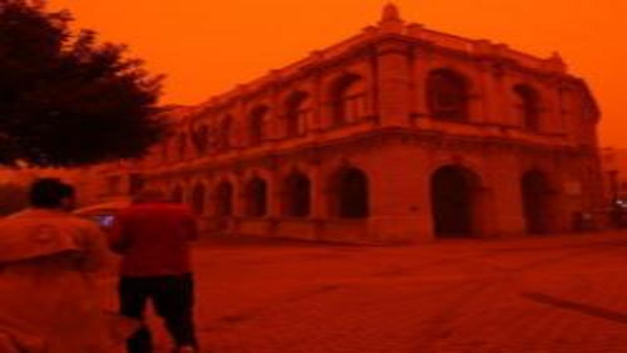 Girit Adası kırmızıya büründü