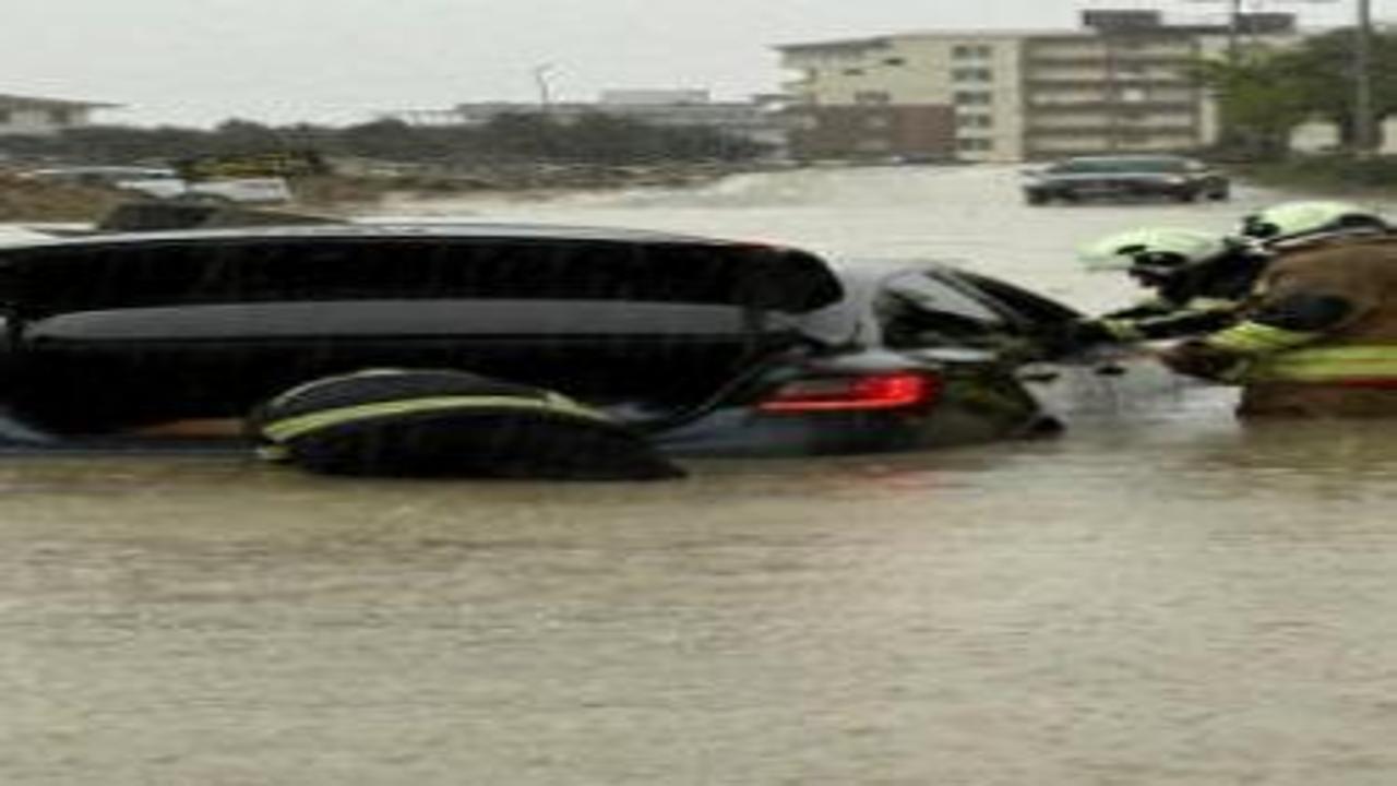 3 ilde yollar göle döndü, evleri su bastı! Mahsur kalan araçlar var