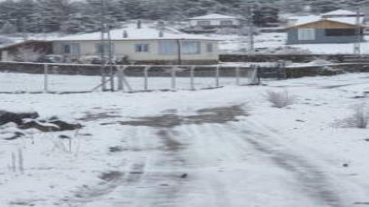 Ankara'da nisan sürprizi: Yüksek kesimlere kar yağdı