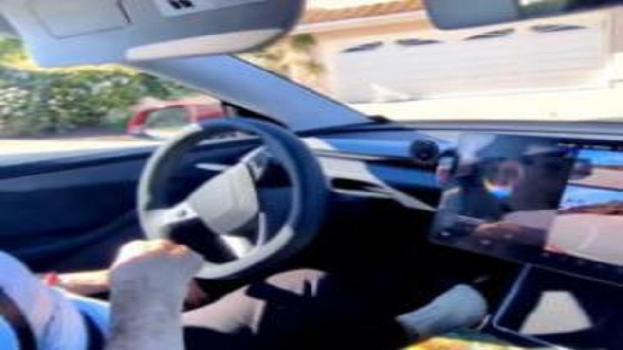 93 yaşında direksiyon salladı: Otonom araçla gelen özgürlük