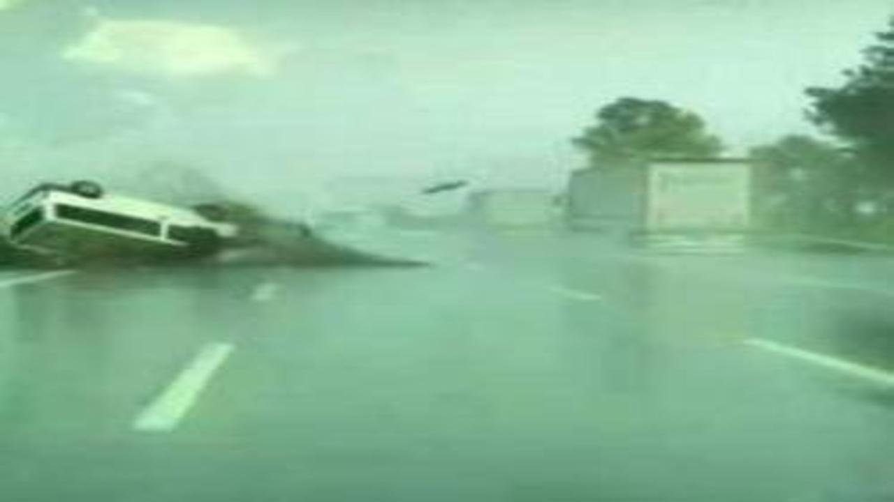 Adana gişelerinde bariyerlere çarpan panelvan takla attı