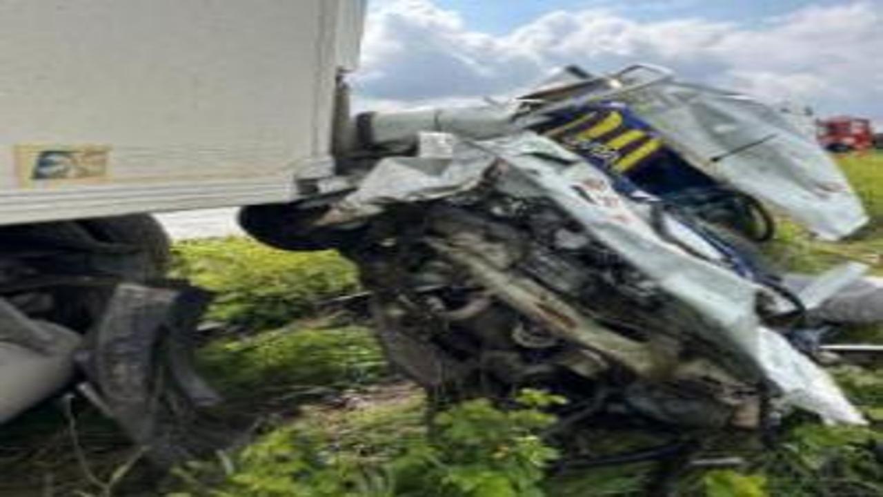 Adana'da feci kaza: Tır ile çarpışan otomobilin genç sürücüsü hayatını kaybetti