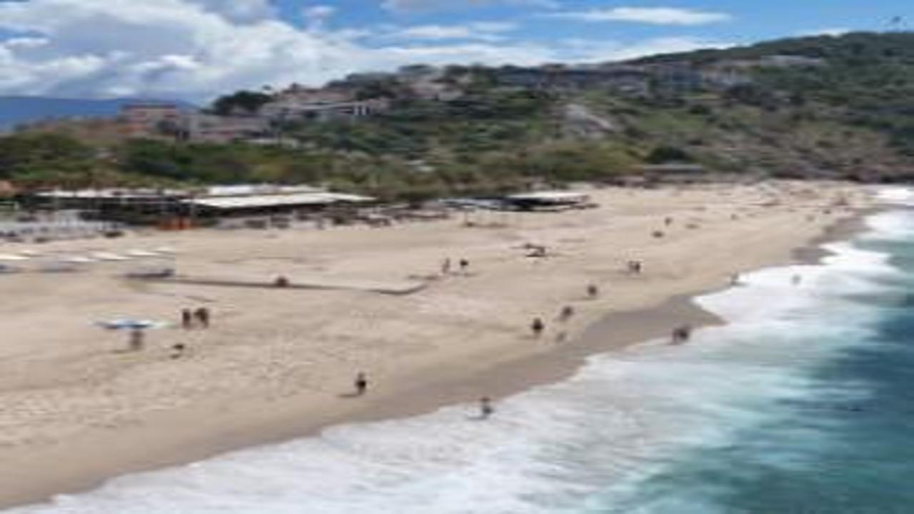 Antalya’ya yaz erken geldi: Kleopatra Plajı’nda deniz keyfi başladı