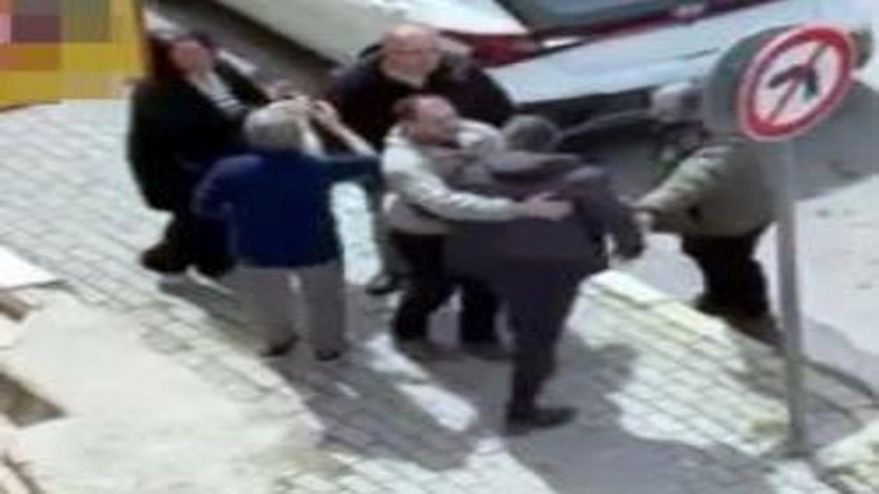 Avcılar'da ters yön terörü: Araya giren mahalleliye saldırdı