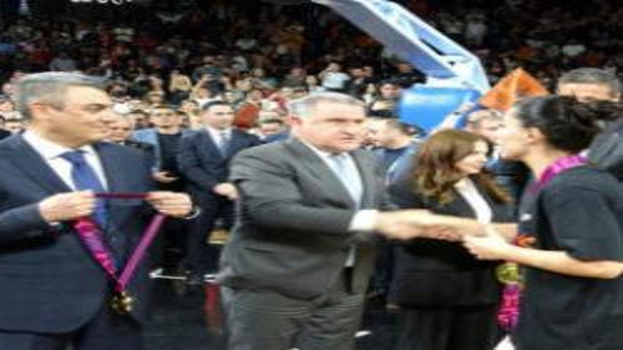 Bakan Bak, ÇBK Mersin’in şampiyonluk sevincine ortak oldu