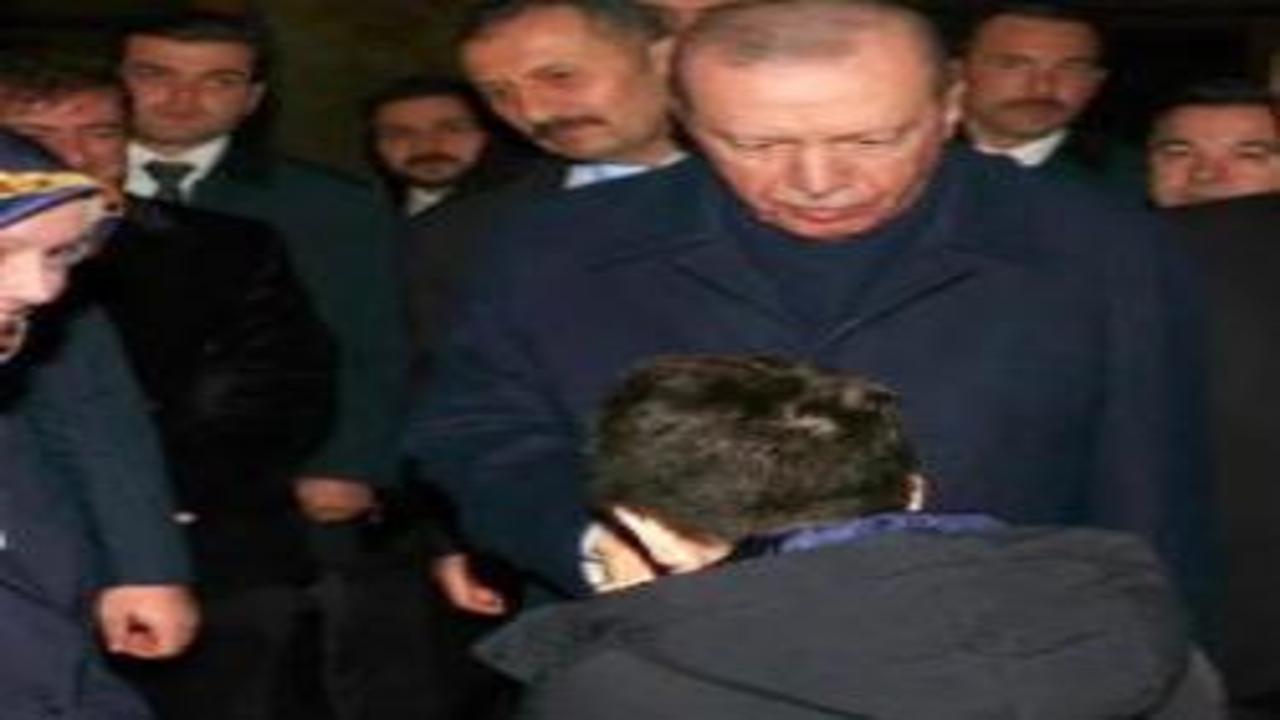 Cumhurbaşkanı Erdoğan'dan sürpriz ziyaret! Çocuklara harçlık dağıttı