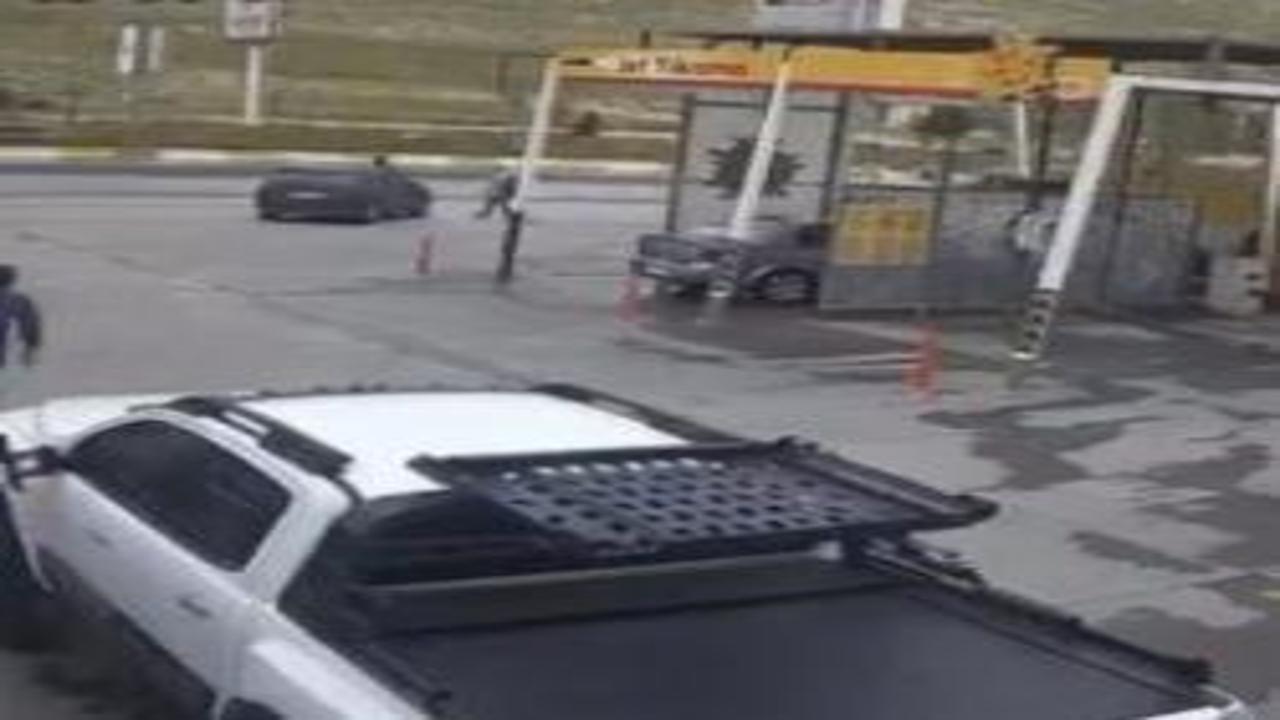 Faciaya ramak kala durdurdular: El freni boşta unutulan araç, anayola giriyordu