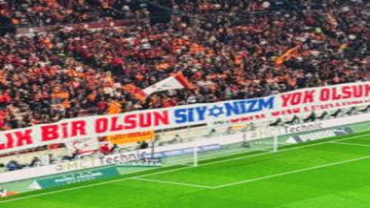 Galatasaray taraftarlarından anlamlı pankart! 'Siyonizm yok olsun'