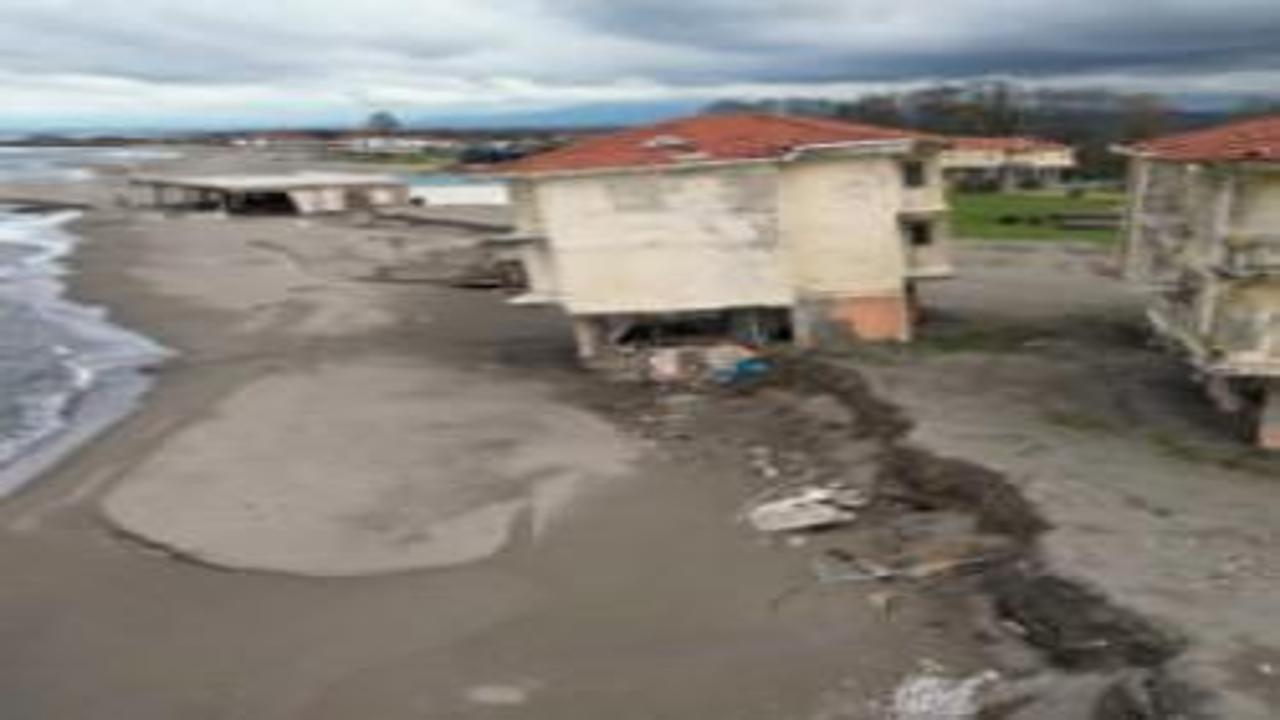 İlçede kıyamet görüntüsü: Villalar tek tek çöktü! Bakanlık çalışma başlattı