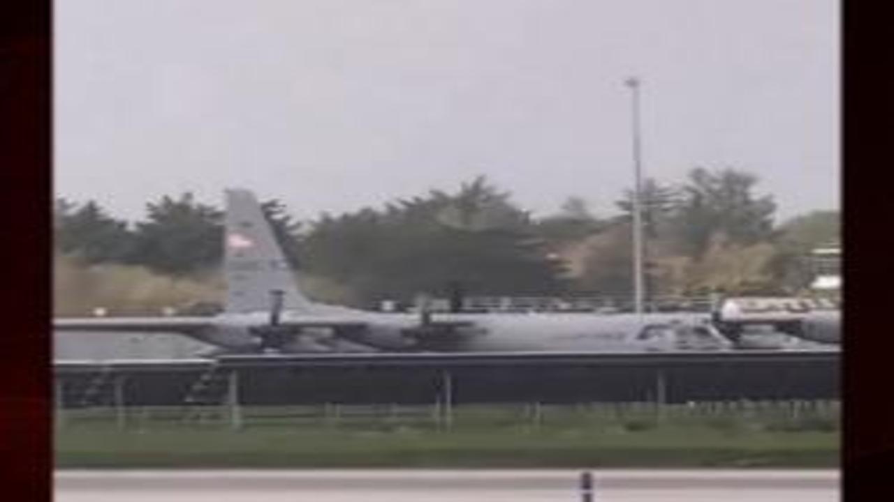 İrlanda'da bir şahıs Amerikan askeri uçağına baltayla saldırdı