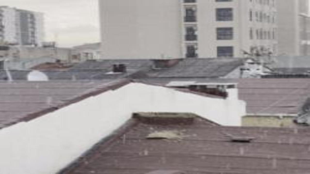 İstanbul'da dolu sürprizi! Dakikalar içinde beyaza döndü