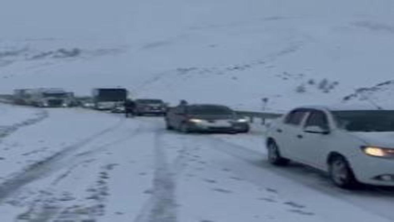 Kar bir anda bastırdı, ulaşım durma noktasına geldi! Çok sayıda ekip bölgede