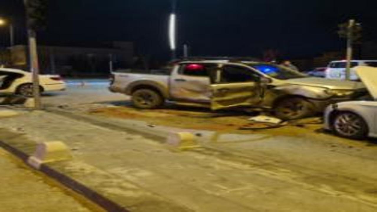 Kavşakta can pazarı: Pikap ve otomobil çarpıştı, 6 kişi yaralandı