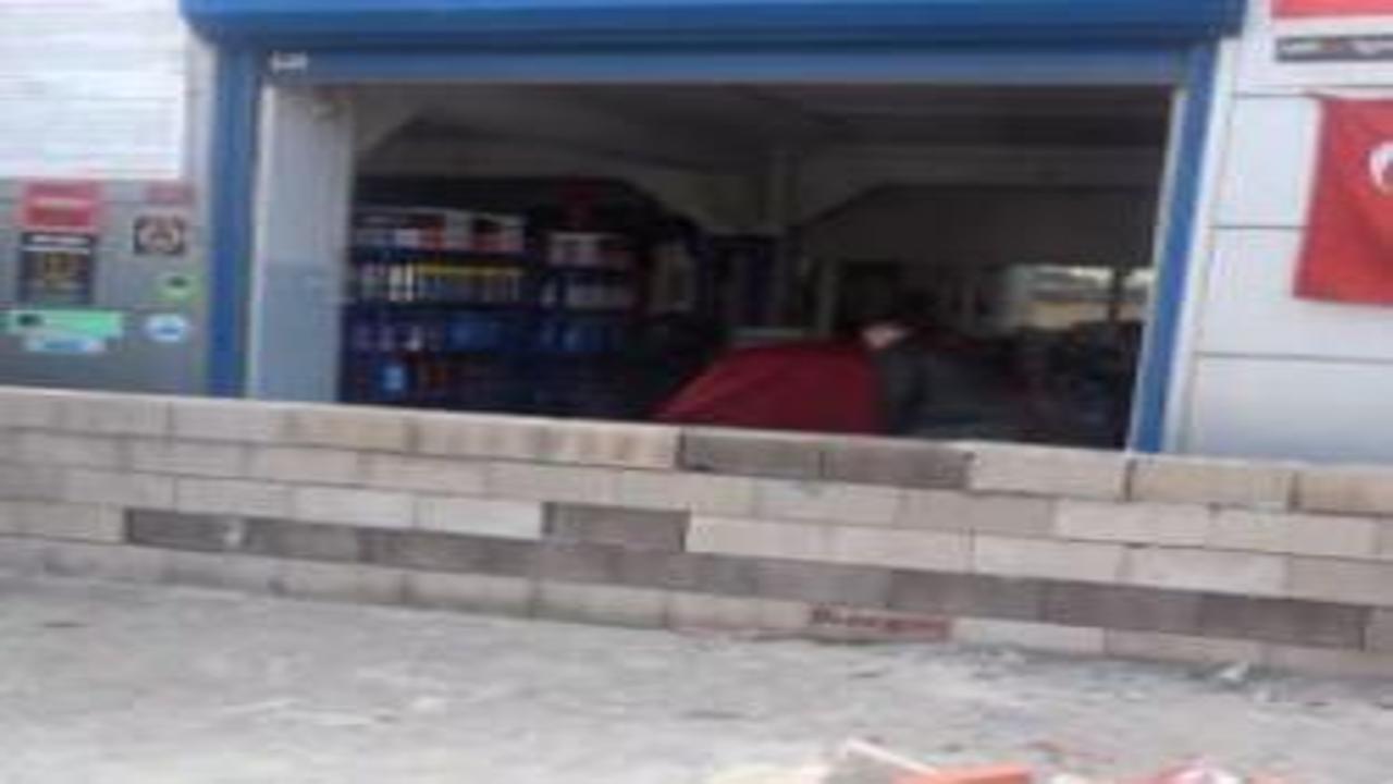 Komşusuna sinirlendi dükkanının önünde duvar ördü!