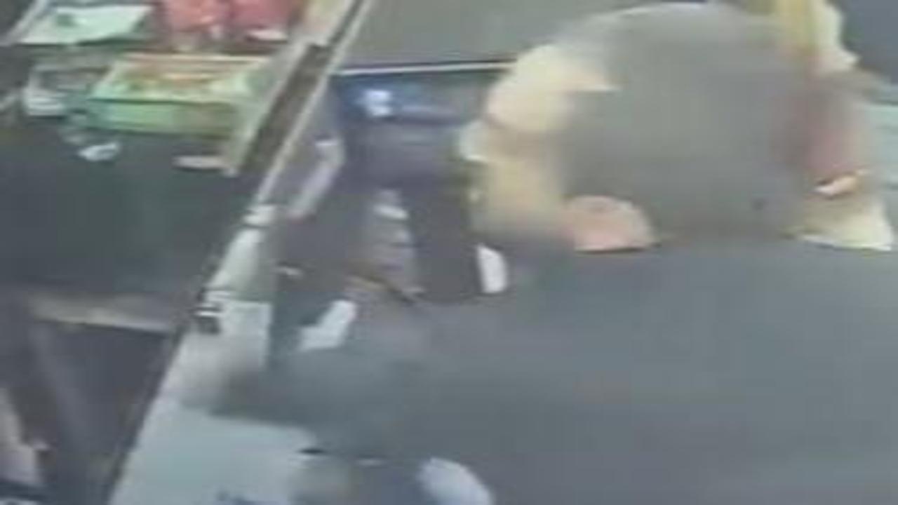 Markette poşet yüzünden ortalık karıştı: Kasiyerin saçını tutup yumrukladı