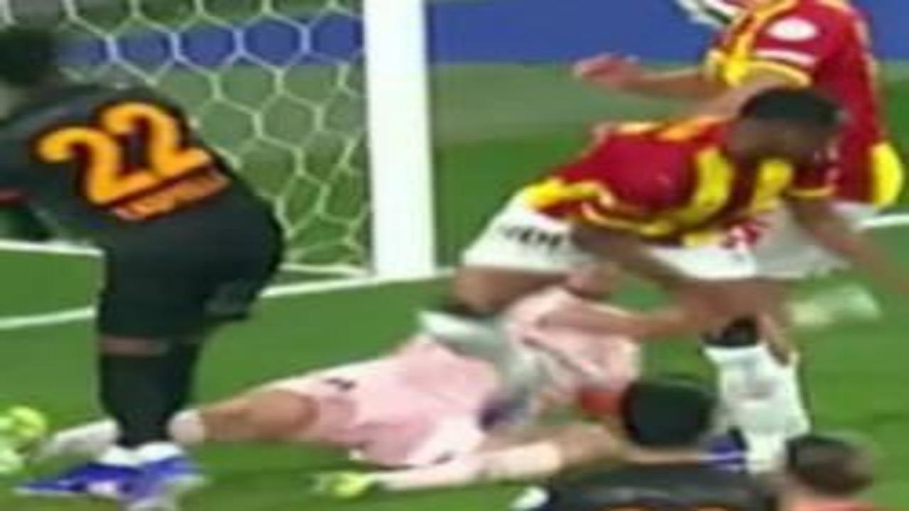 Okan Buruk ve G.Saraylılar isyan etmişti! Trio penaltı beklenen pozisyonda ters düştü