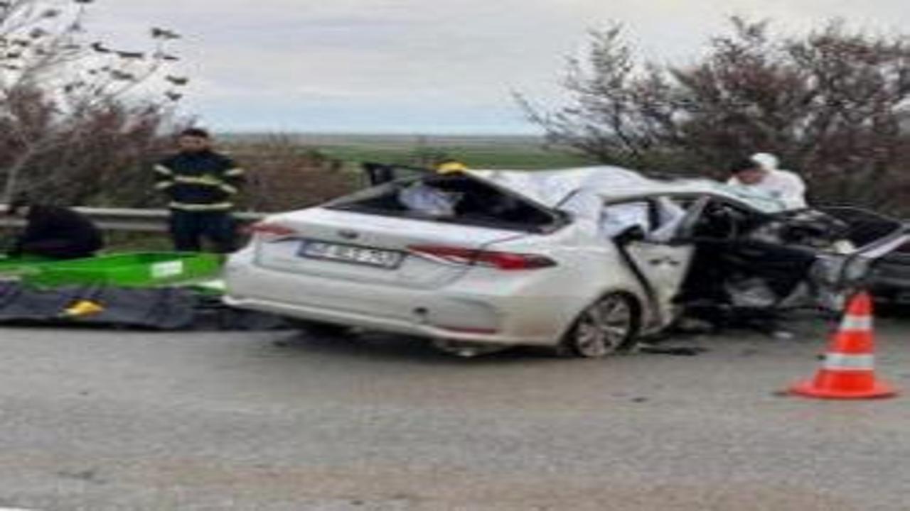Otomobiller kafa kafaya çarpıştı: 4 ölü